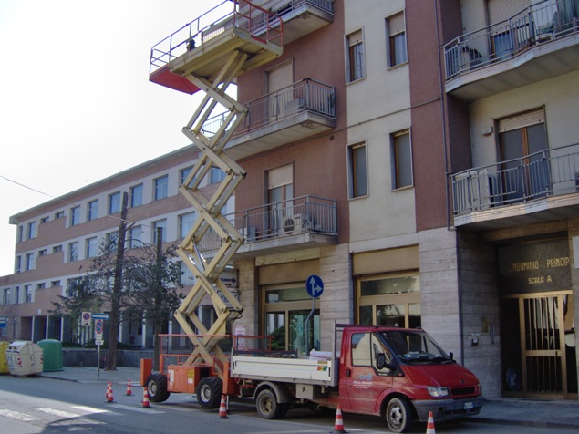 intervento con piattaforma aerea per ripristino pavimentazione balconi e rifacimento frotalini in condominio corso iv novembre