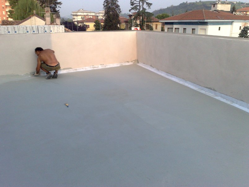 Impermeabilizzazione di terrazzo con guaina liquida elastometrica posata in 3 strati con particolare cura di inserimento giunto dilatatorio tra pavimento e muratura